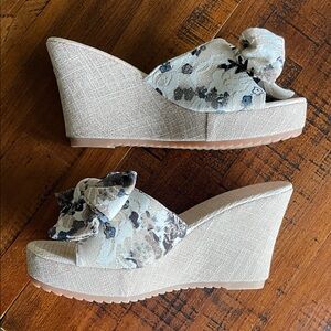 NWOT/NWOB Floral Bow Wedge Sandals